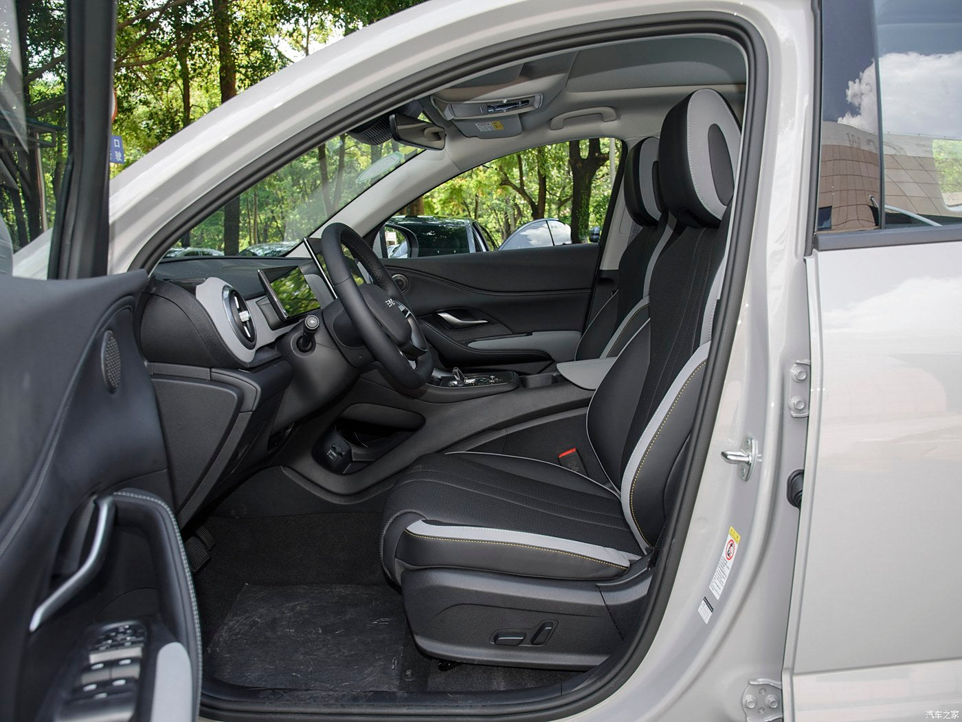 BYD Dolphin 05 DM-i 2025 Модель 115 км Флагманская версия