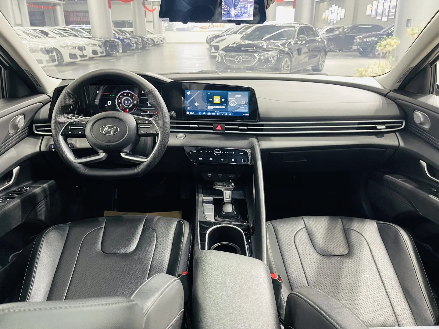Used 2023 Hyundai Elantra 1.5L CVT LUX Premium Edition dashboard view for China car export