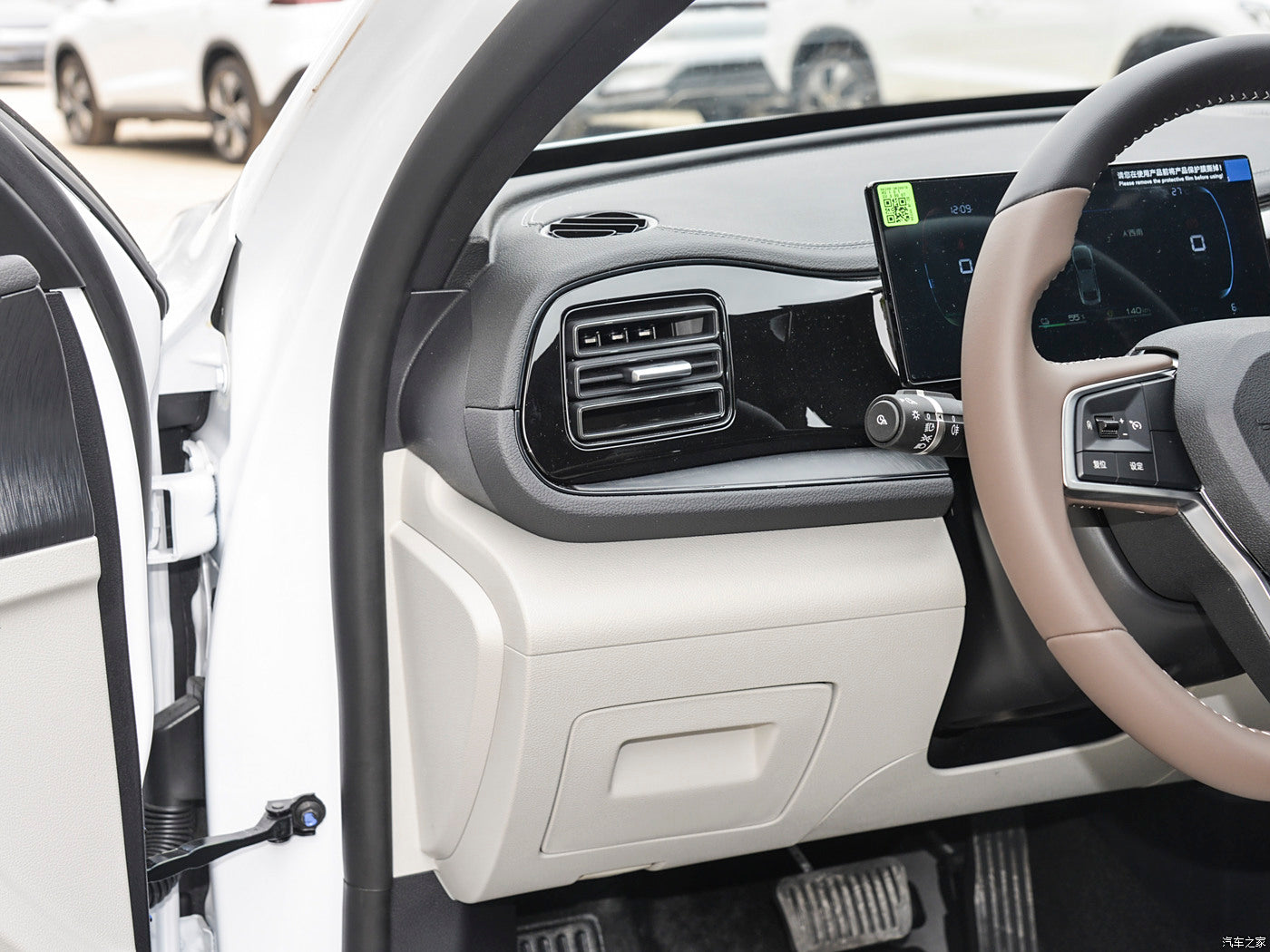 BYD Qin PLUS 2024 DM-i 55 км, ведущая версия