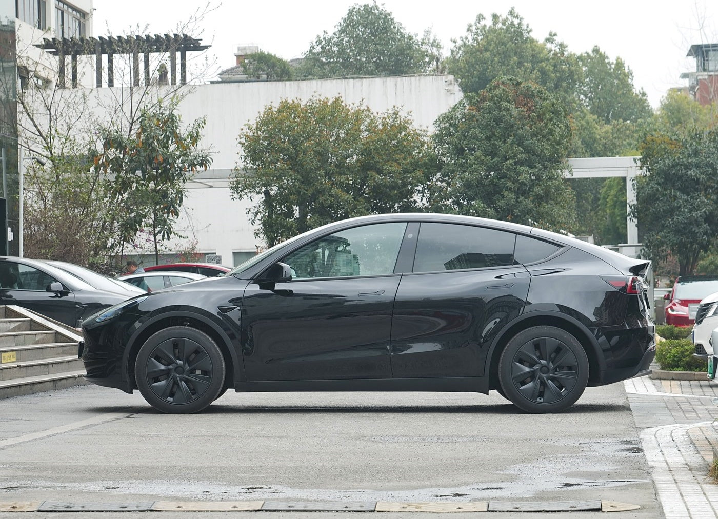 TESLA Model Y заднеприводная версия 2024 года