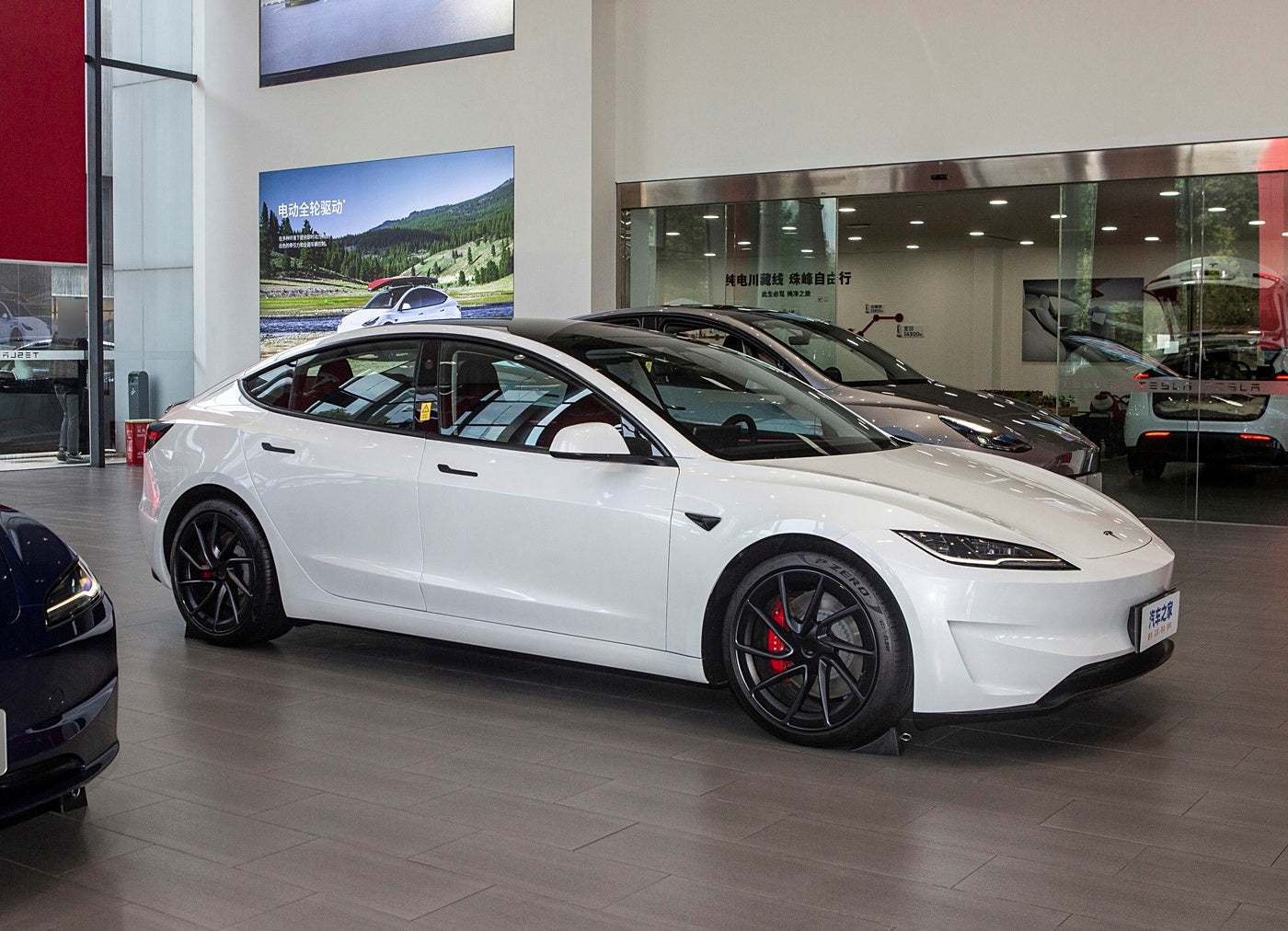 Высокопроизводительный полноприводный TESLA Model 3 2024 EV