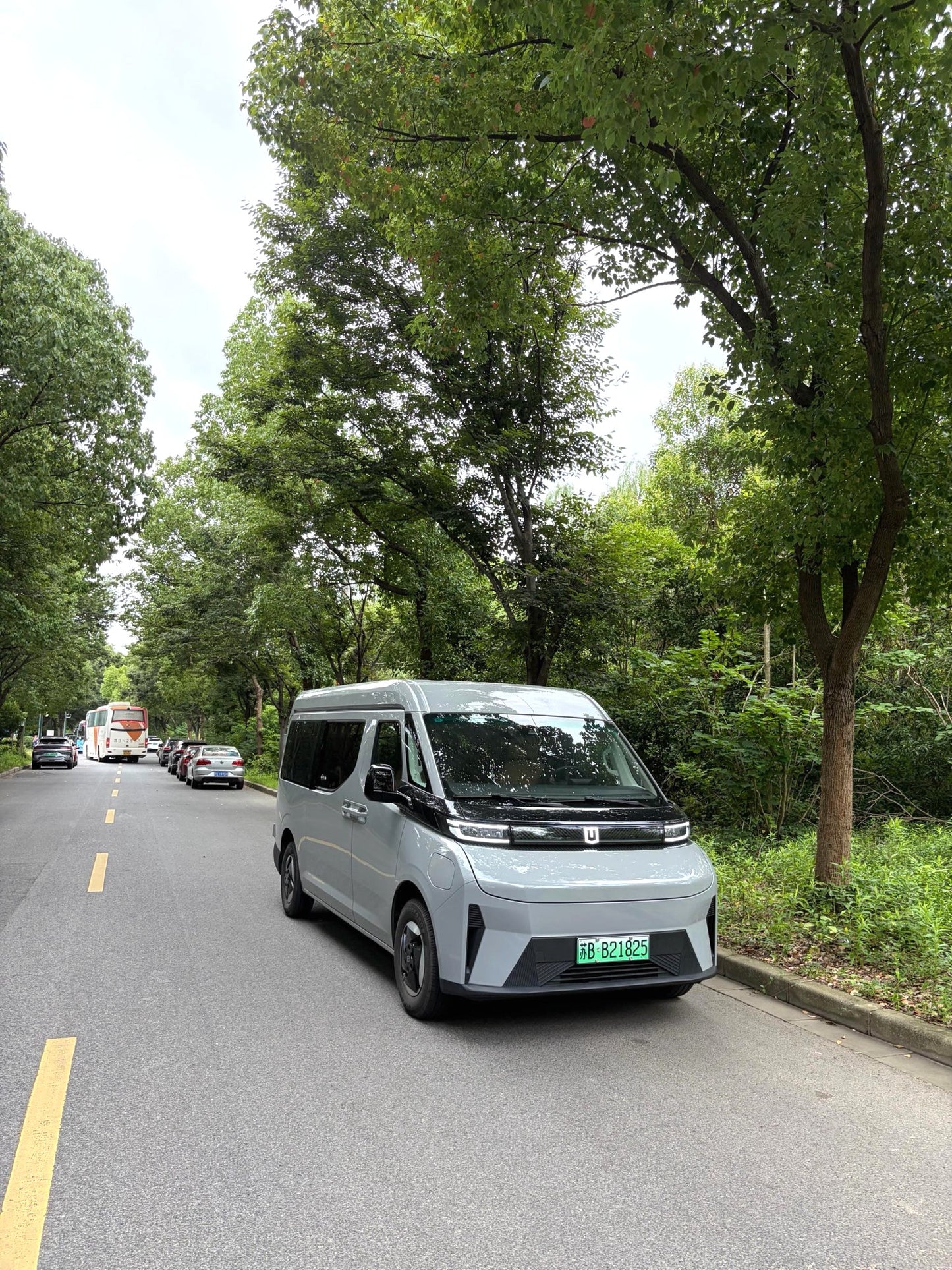 Geely Farizon Super Van 2025 Model | Yuecheng Version 9-Seater Medium Light Bus CATL 83kWh Automatic