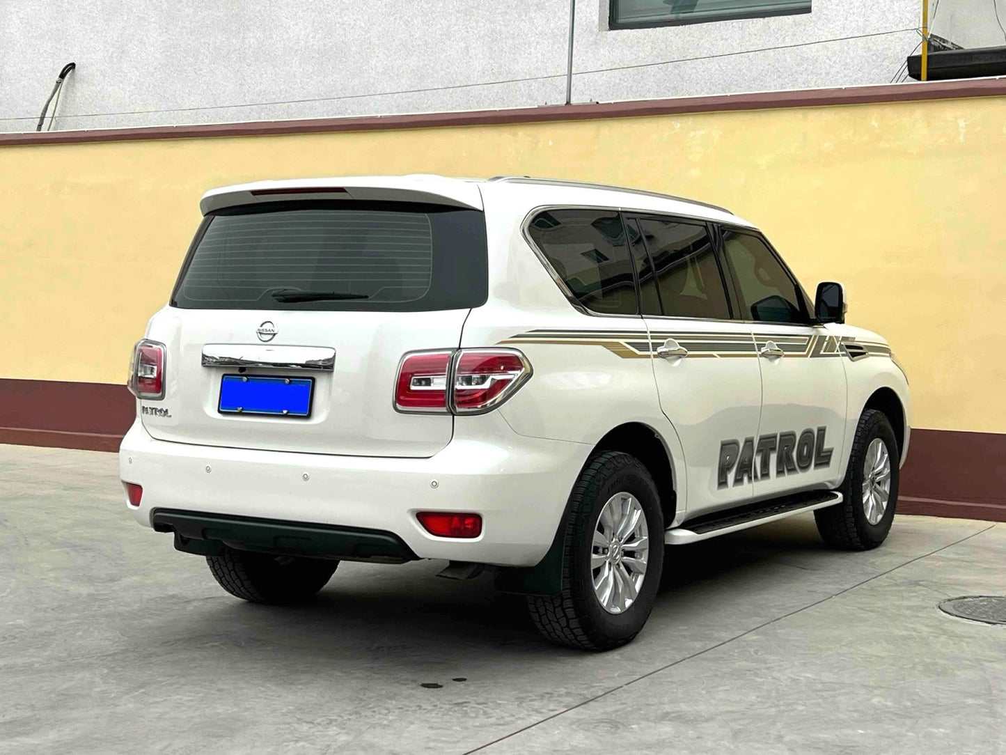 Used Nissan Patrol 2018 Model 4.0L Elite Trim cargo space for China car export