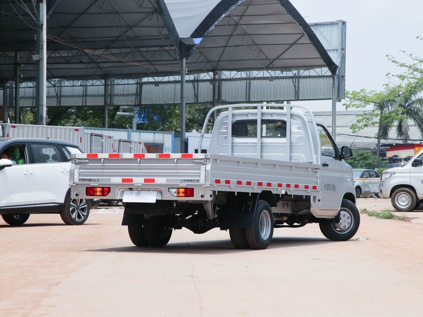 Wuling Rongguang Xinka Pickup 2024 2.0L Double-Row Long-Wheelbase Dual-Rear-Wheel CNG Lift Type