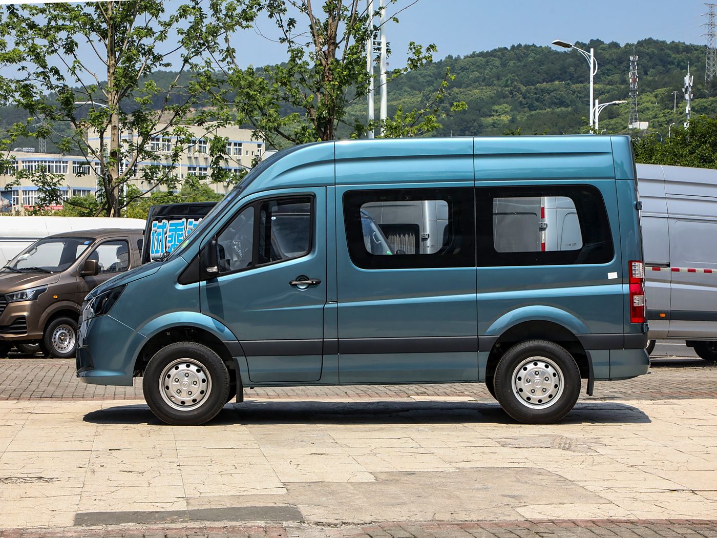 Foton TOANO 2024 Pro Multi-function Cummins 2.8T Manual Rear-wheel Drive Short Axle Medium Top Single Rear Tire 5/6/9 Seats
