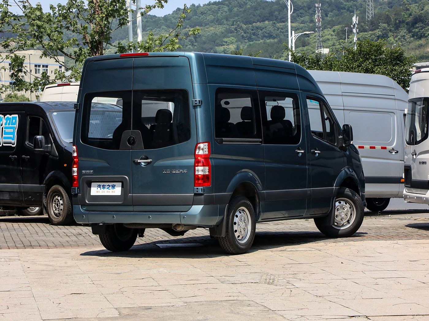 Foton TOANO 2024 Pro Multi-function Cummins 2.8T Manual Rear-wheel Drive Short Axle Medium Top Single Rear Tire 5/6/9 Seats