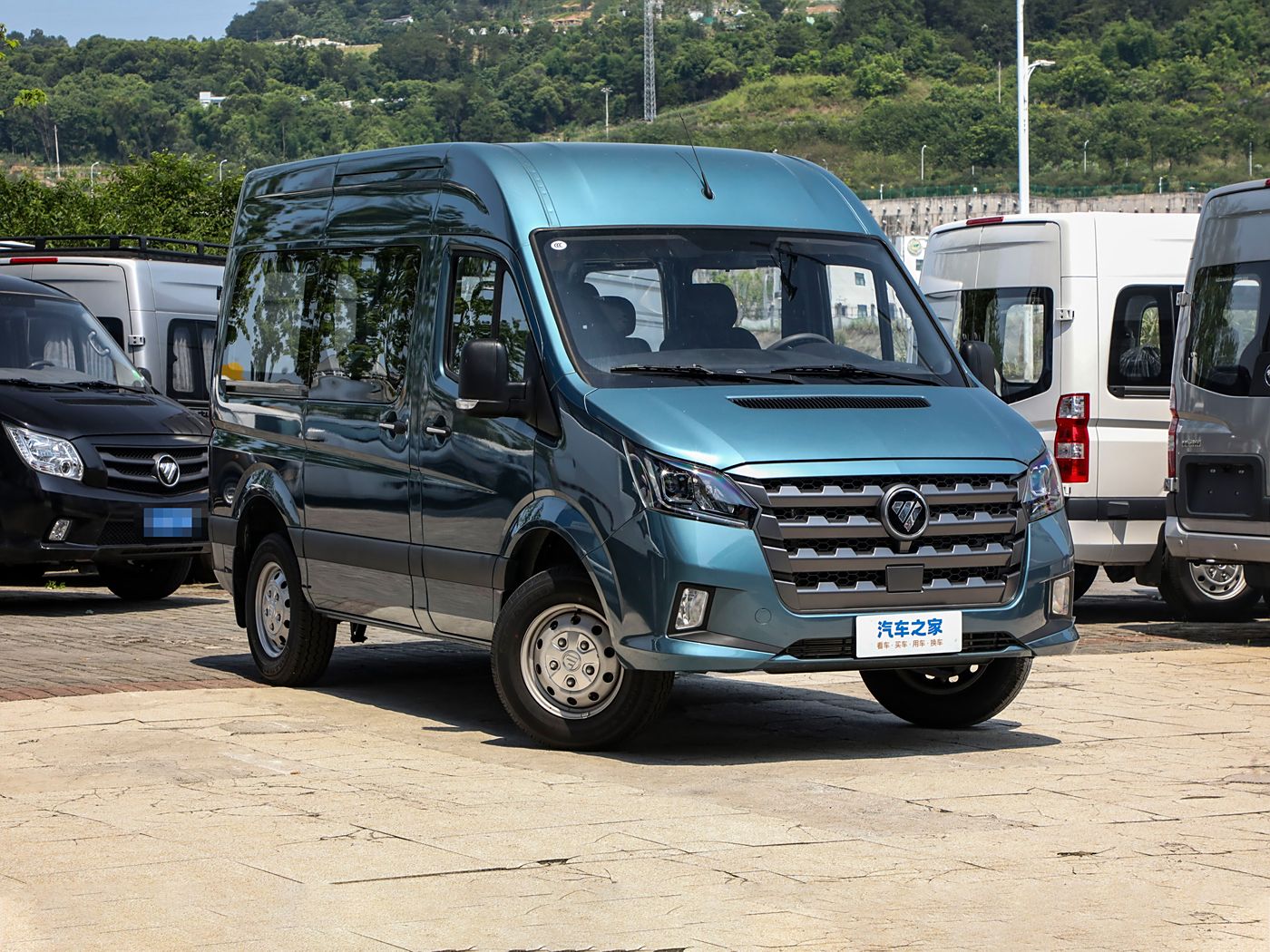Foton TOANO 2024 Pro Multi-function Cummins 2.8T Manual Rear-wheel Drive Short Axle Medium Top Single Rear Tire 5/6/9 Seats