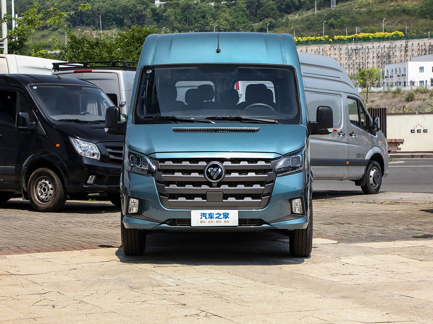 Foton TOANO 2024 Pro Multi-function Cummins 2.8T Manual Rear-wheel Drive Short Axle Medium Top Single Rear Tire 5/6/9 Seats