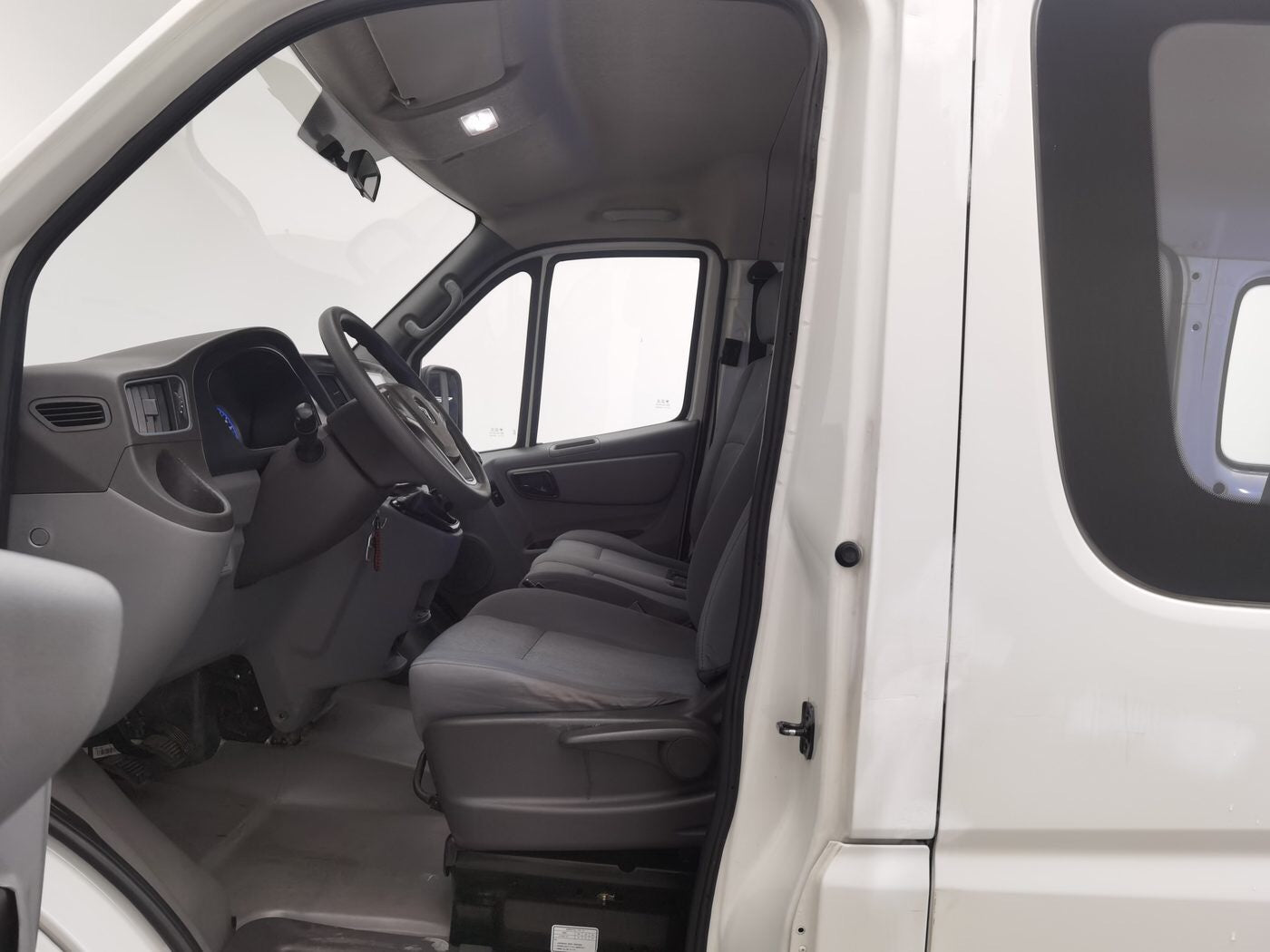 Used Foton Toano, 2021 Model, 2.0T Turbocharged Diesel (4F20TC3), 6-speed Manual, Tongtu Trim, Short Wheelbase, Low Roof, 5/6-seat Light Passenger Van.