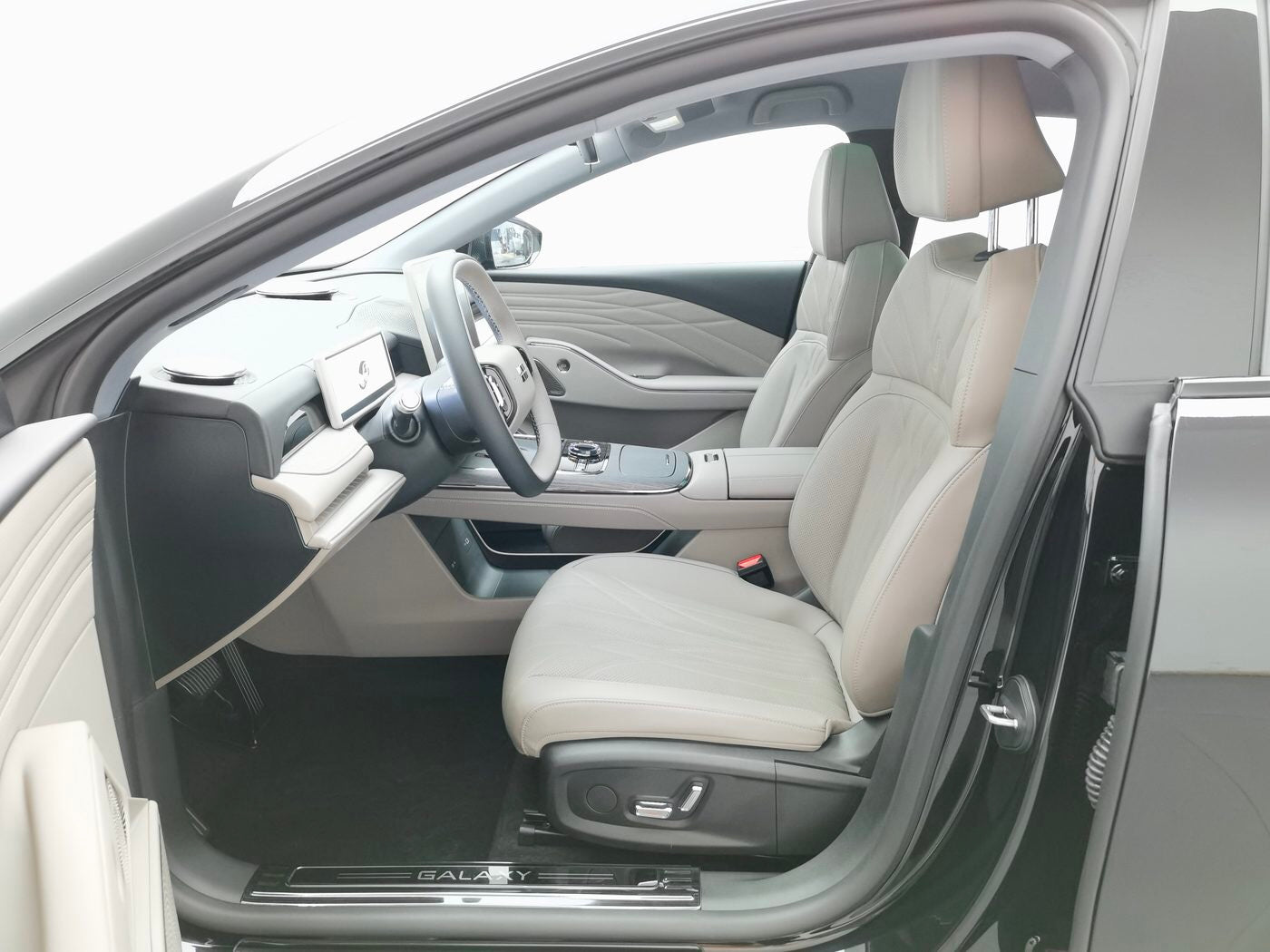 Used Geely Galaxy Starshine 8 EM-i 2025 Model Year 1.5L 130km Premium Edition cargo space for China car export