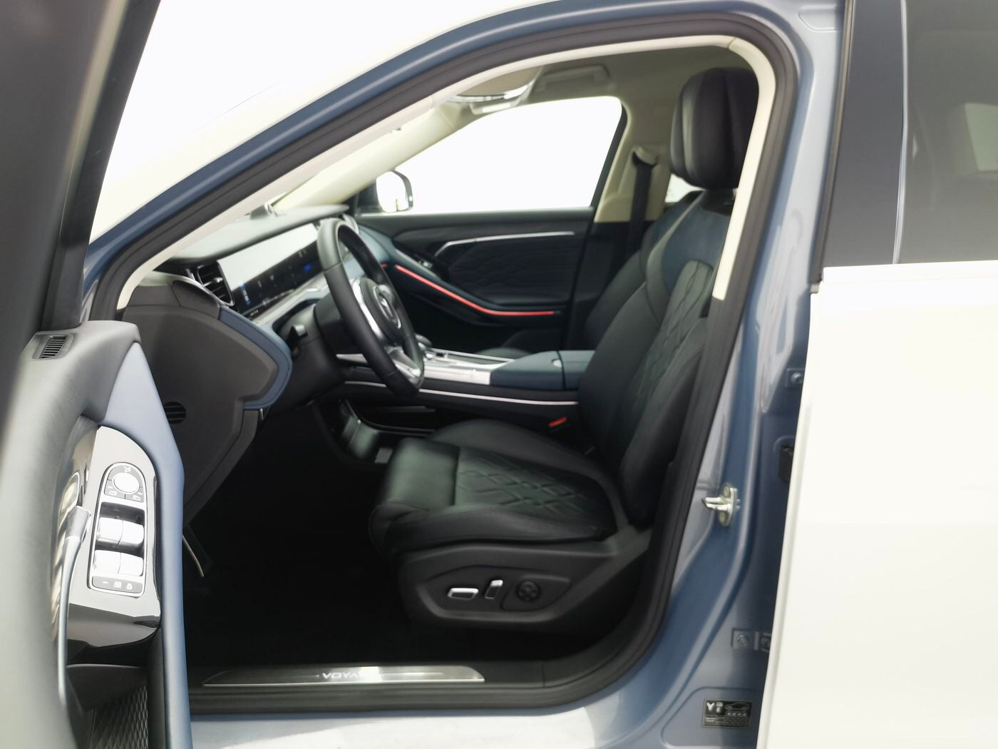 Used Voyah FREE 2021 Model 4WD Exclusive Luxury Package Battery Electric Vehicle EREV cargo space for China car export