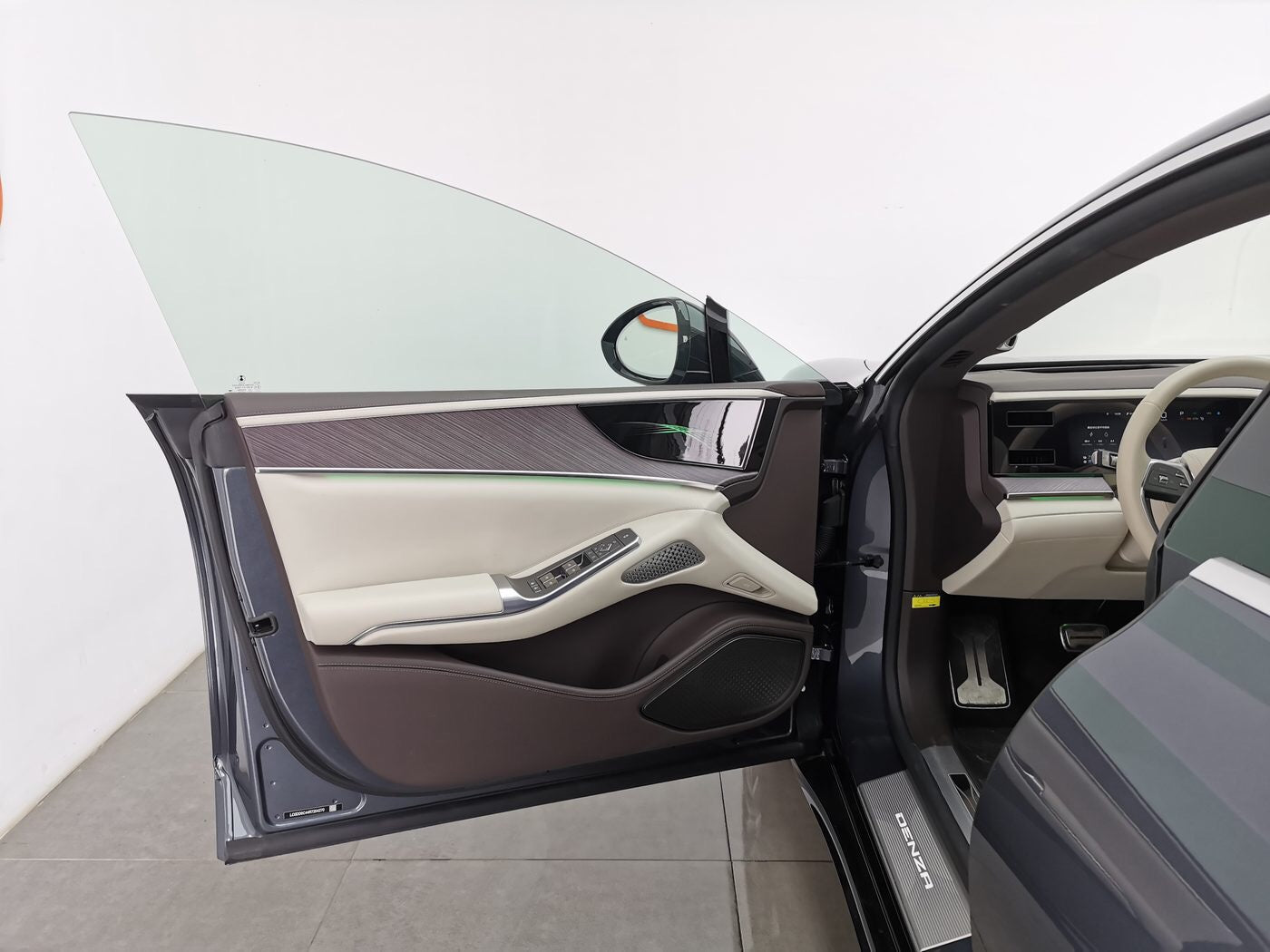 Used Denza Z9 2024 Model 2.0T 1100km Max Version 4WD Plug-in Hybrid cargo space for China car export