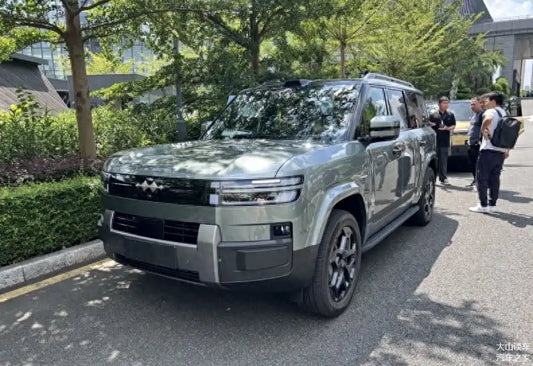 The real vehicle of Fangchengbao Tai 7, with a length of nearly 5 meters and set to go on sale in the fourth quarter (with an optional in-vehicle drone), has been spotted on the street.