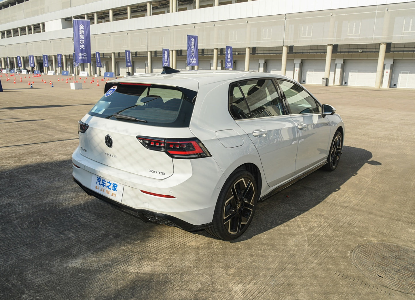 Volkswagen Golf 2025 Model 300 TSI R-Line