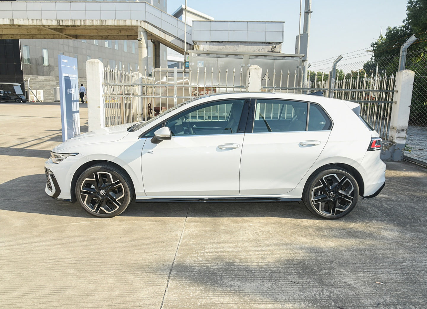 Volkswagen Golf 2025 Model 300 TSI R-Line