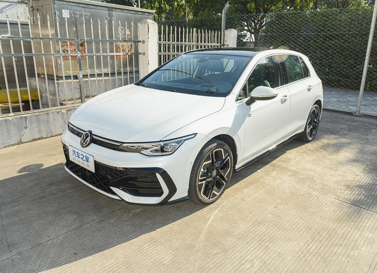 Volkswagen Golf 2025 Model 300 TSI R-Line