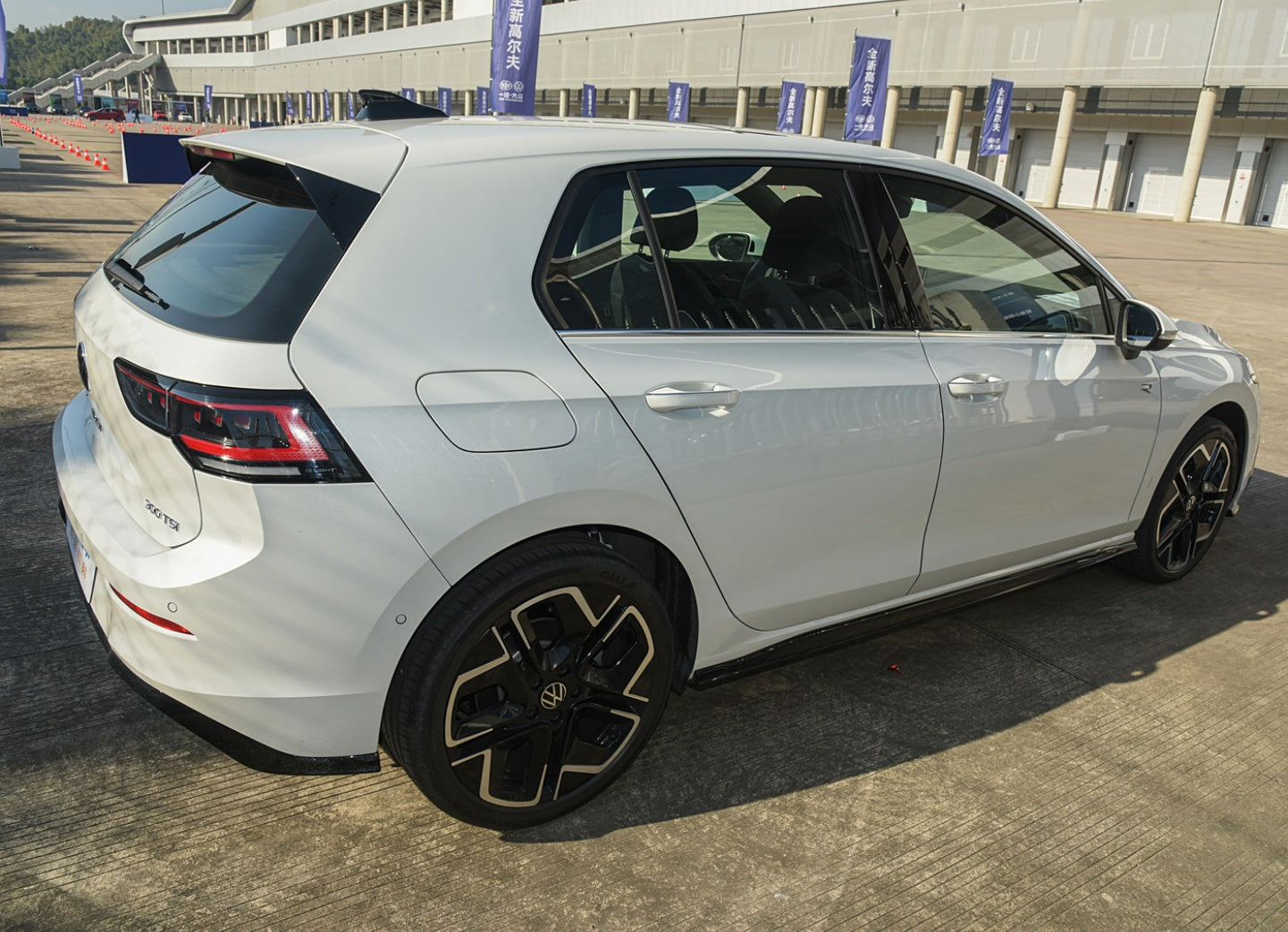 Volkswagen Golf 2025 Model 300 TSI R-Line