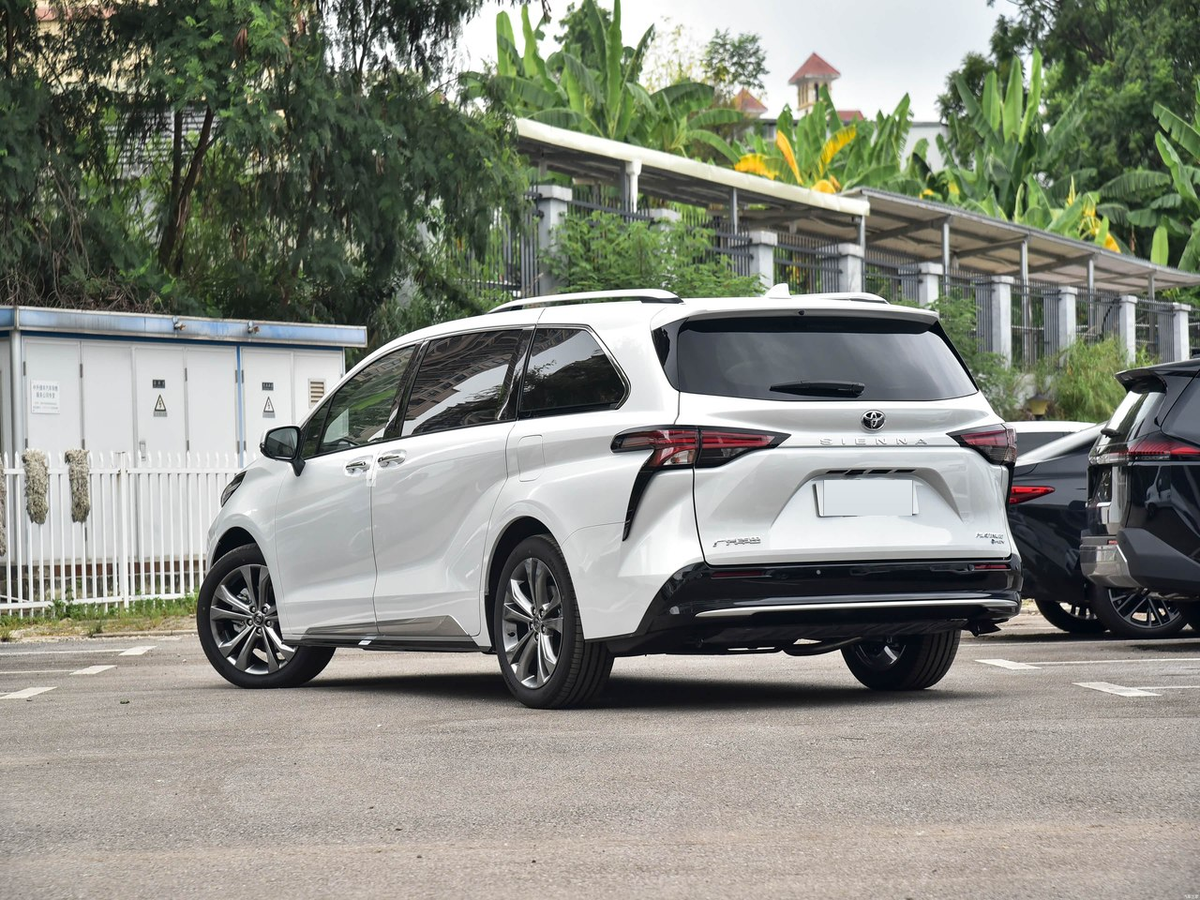 Toyota Sienna 2027 - exterior reference image 3