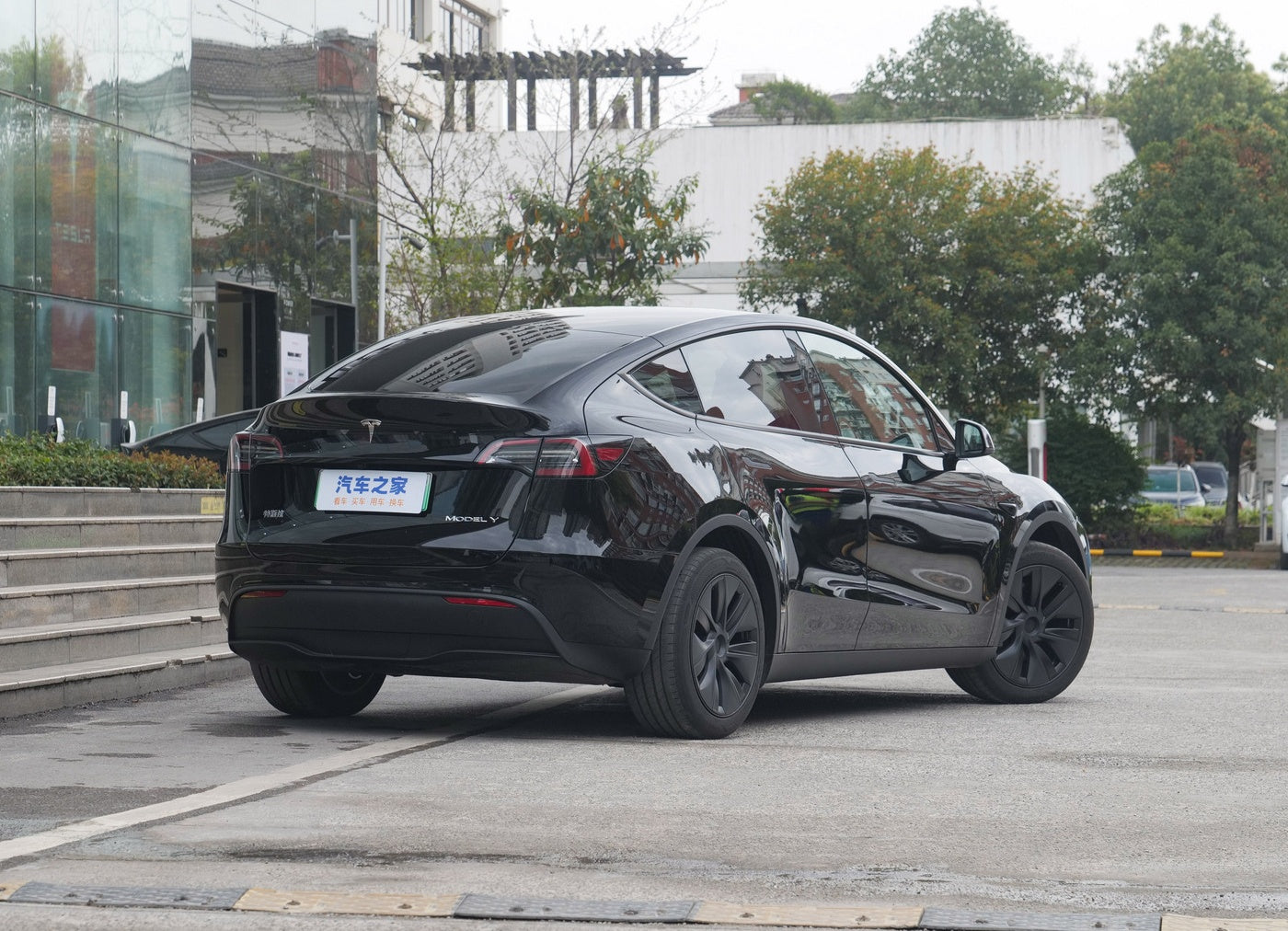 TESLA Model Y 2024 rear-wheel drive version BEV