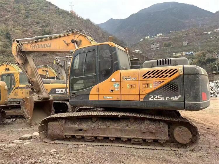 USED HYUNDAI 225LVS EXCAVATOR