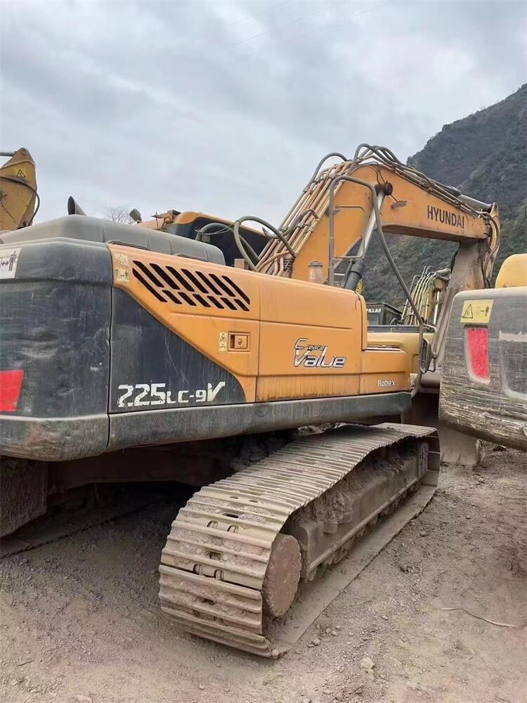 USED HYUNDAI 225LVS EXCAVATOR