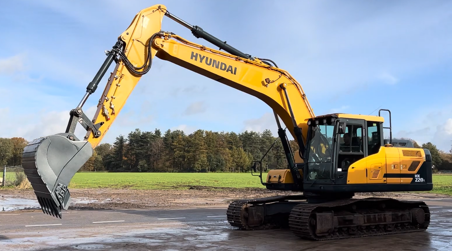 HYUNDAI HX220 EXCAVATOR