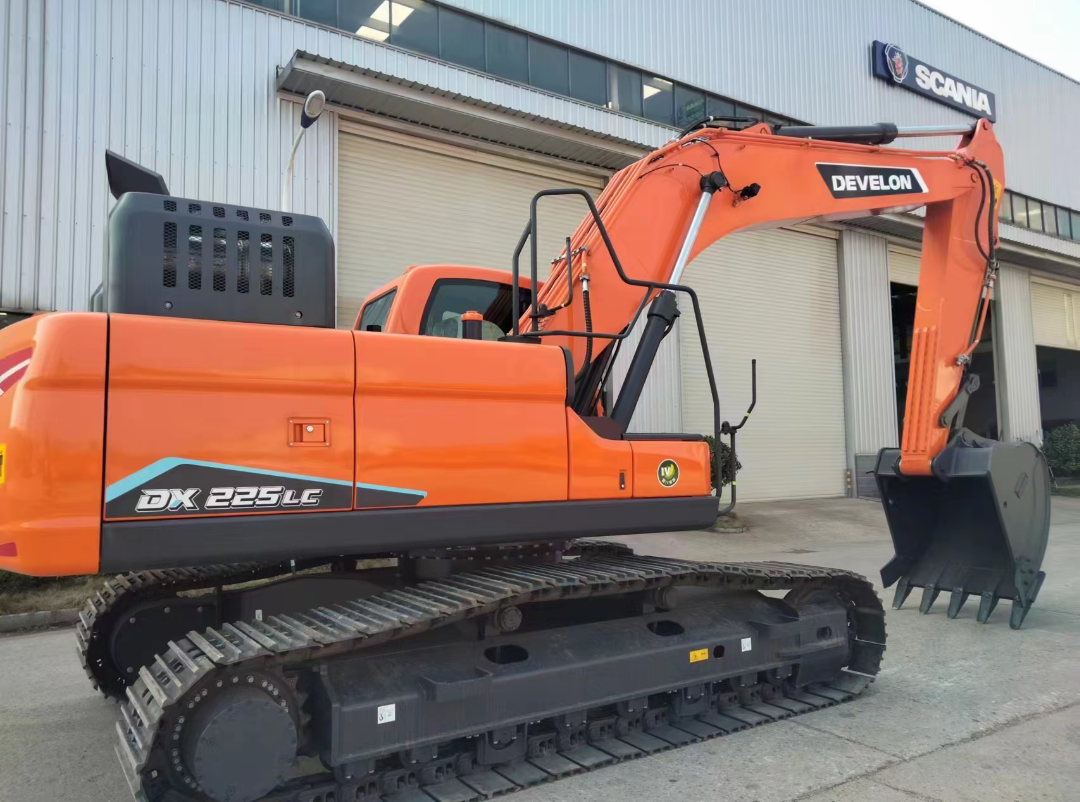 DEVELON DX225 EXCAVATOR