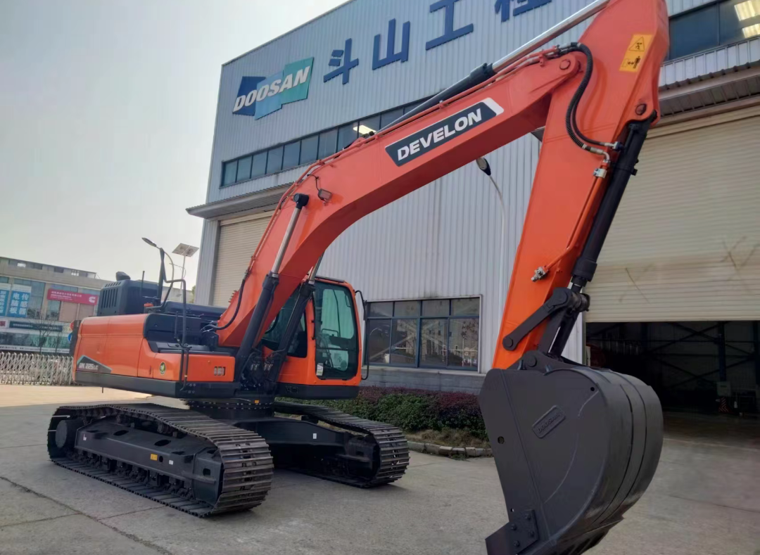 DEVELON DX225 EXCAVATOR