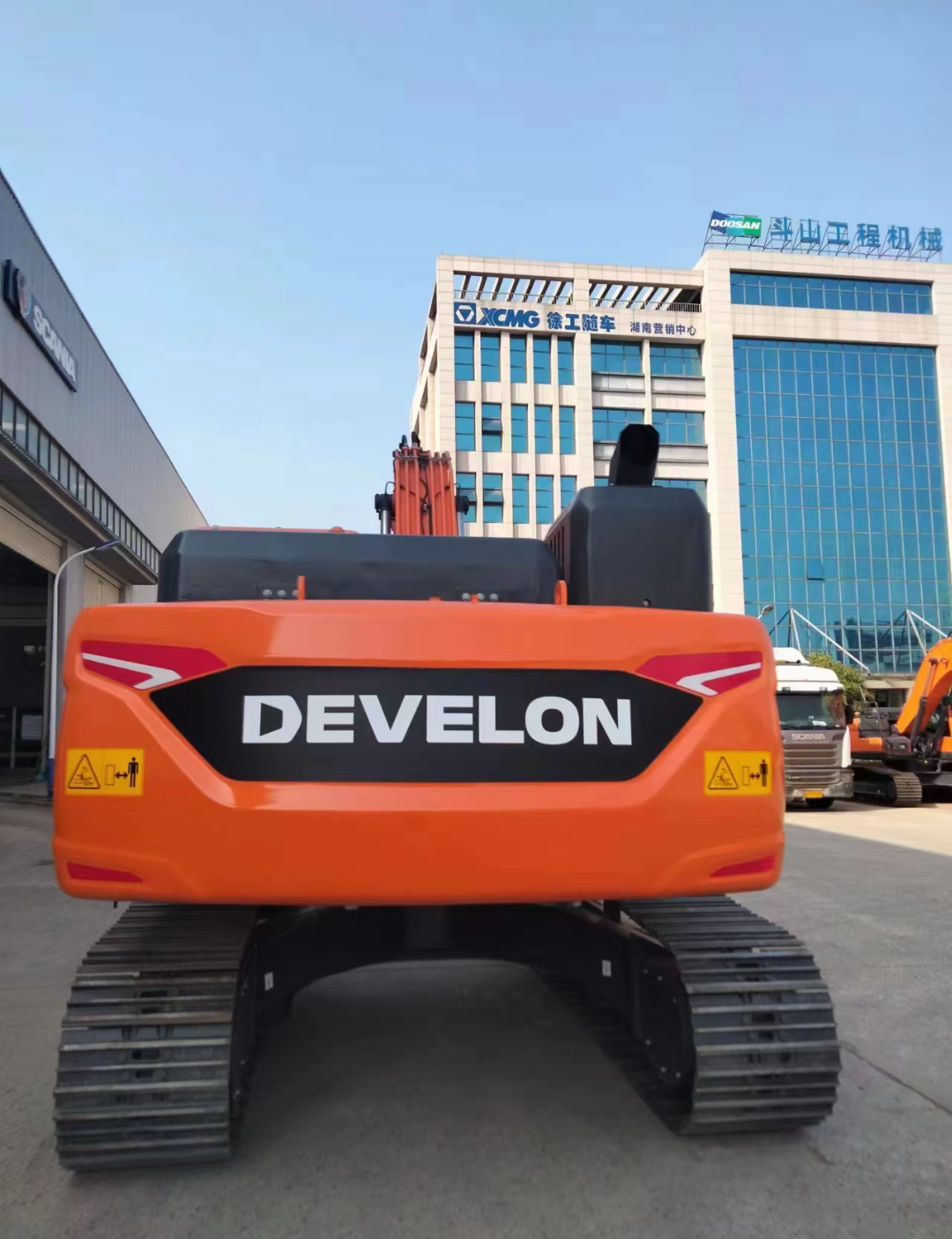 DEVELON DX225 EXCAVATOR