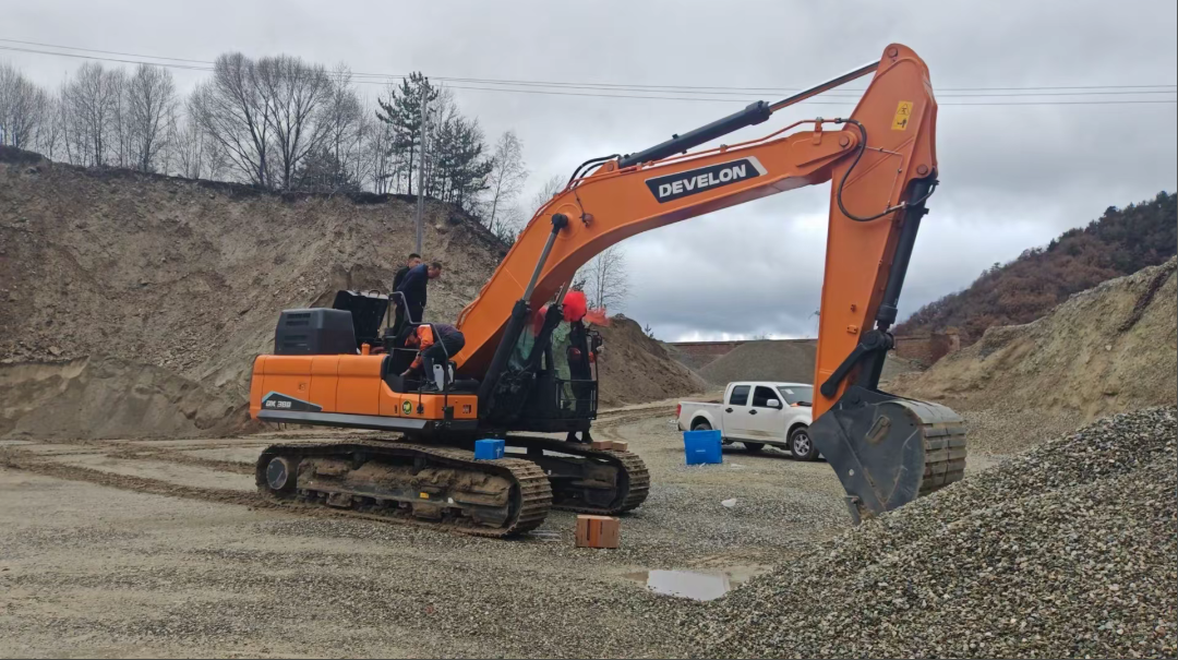 DEVELON DX380LC EXCAVATOR