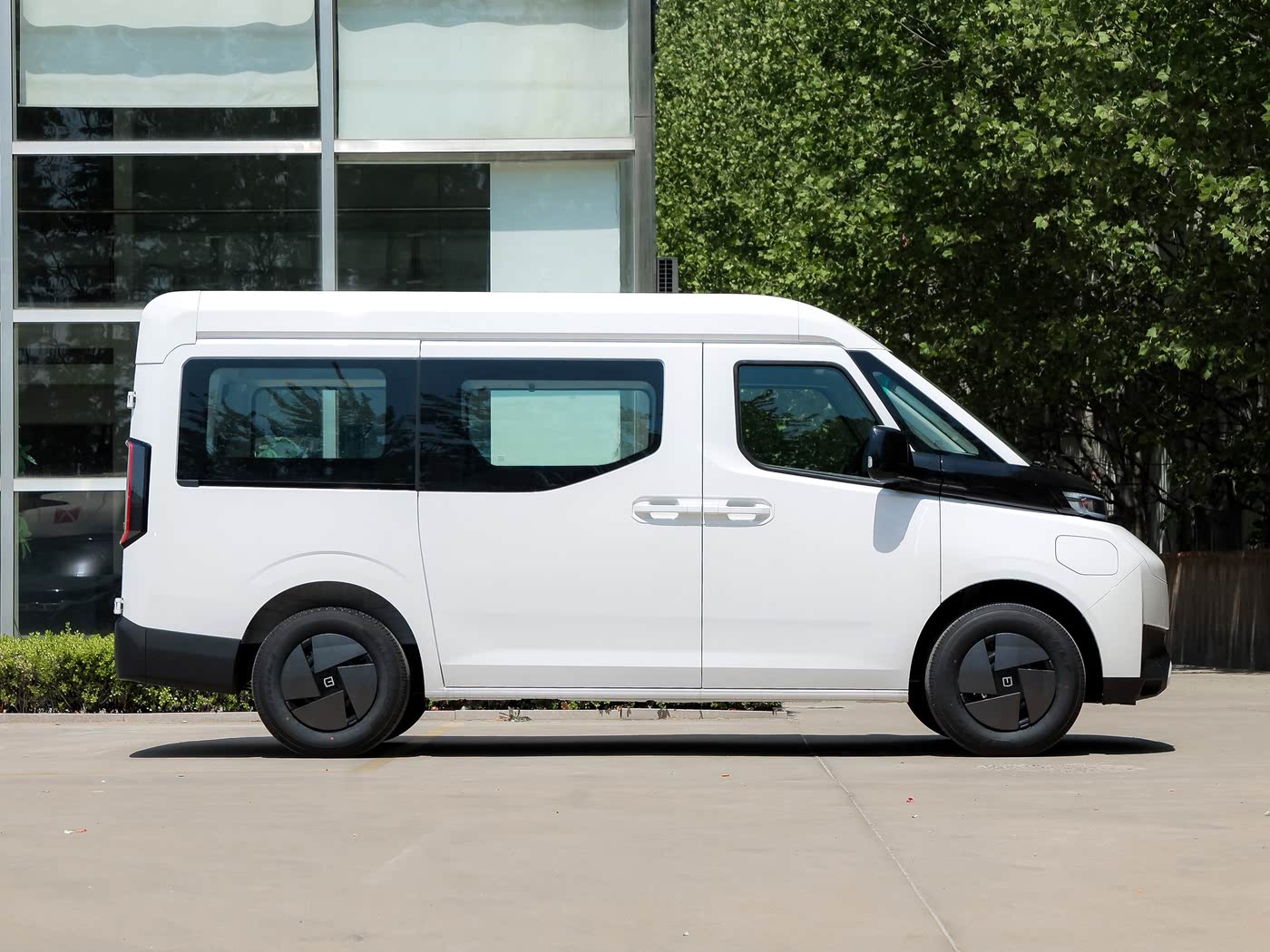 Geely Farizon Super VAN 2025 Extended-Range Medium Chassis Top Version 68kWh CATL