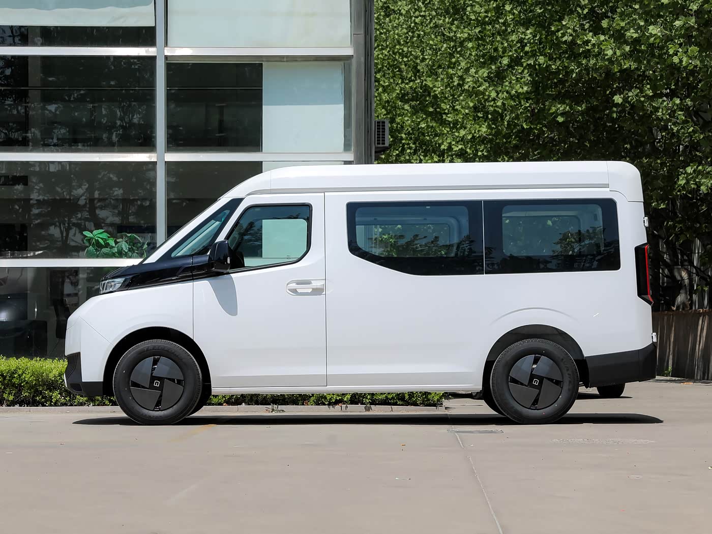 Geely Farizon Super VAN 2025 Extended-Range Medium Chassis Top Version 68kWh CATL