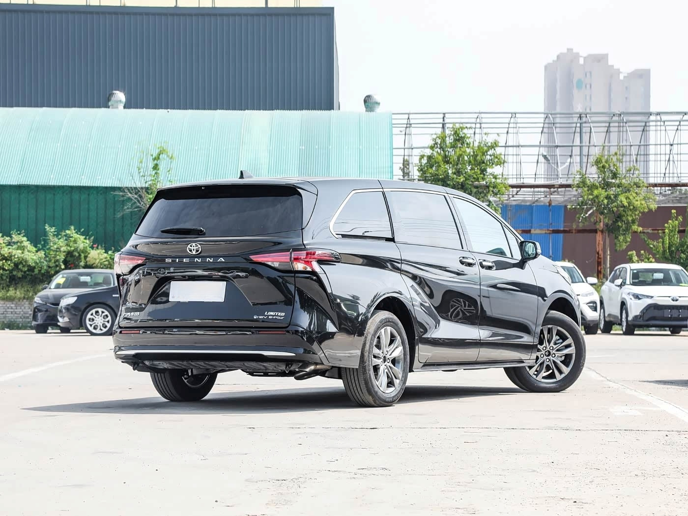 Toyota Sienna 2026 2.5L Hybrid Platinum Edition - vehicle photo 2