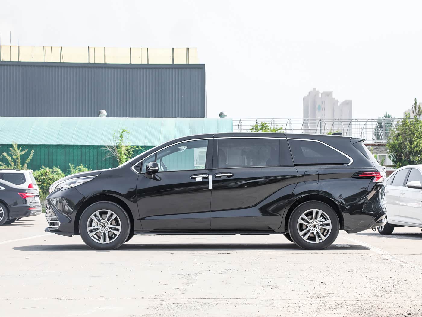 Toyota Sienna 2026 2.5L Hybrid Platinum Edition - vehicle photo 6