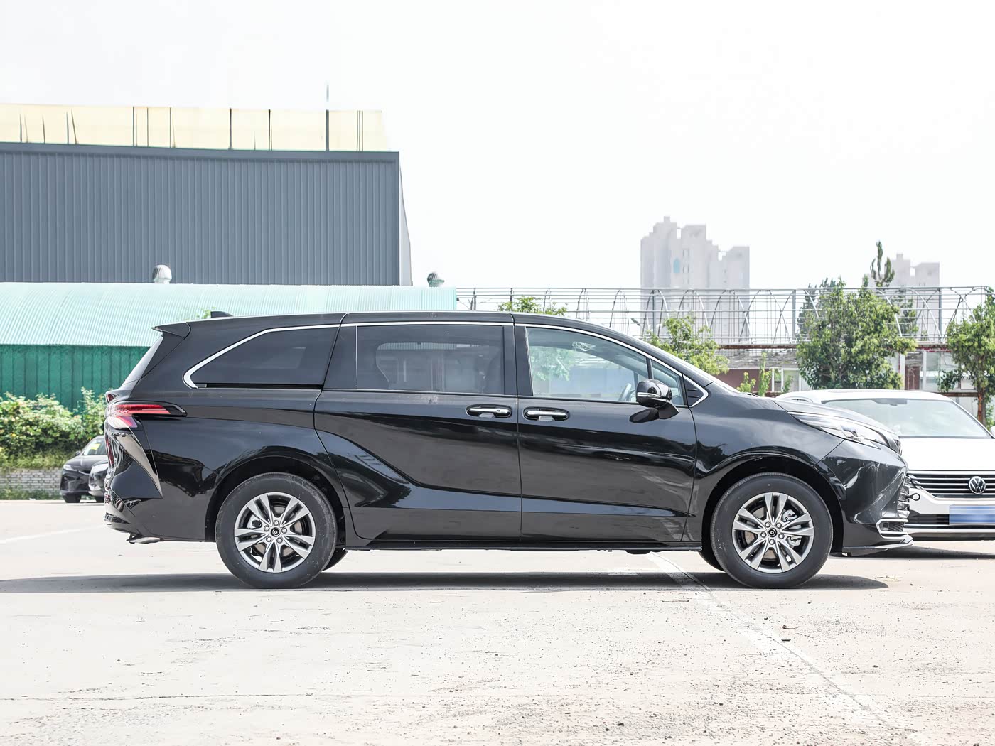 Toyota Sienna 2026 2.5L Hybrid Platinum Edition - vehicle photo 4