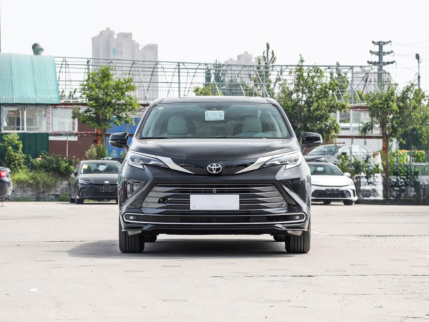 Toyota Sienna 2026 2.5L Hybrid Platinum Edition - vehicle photo 5