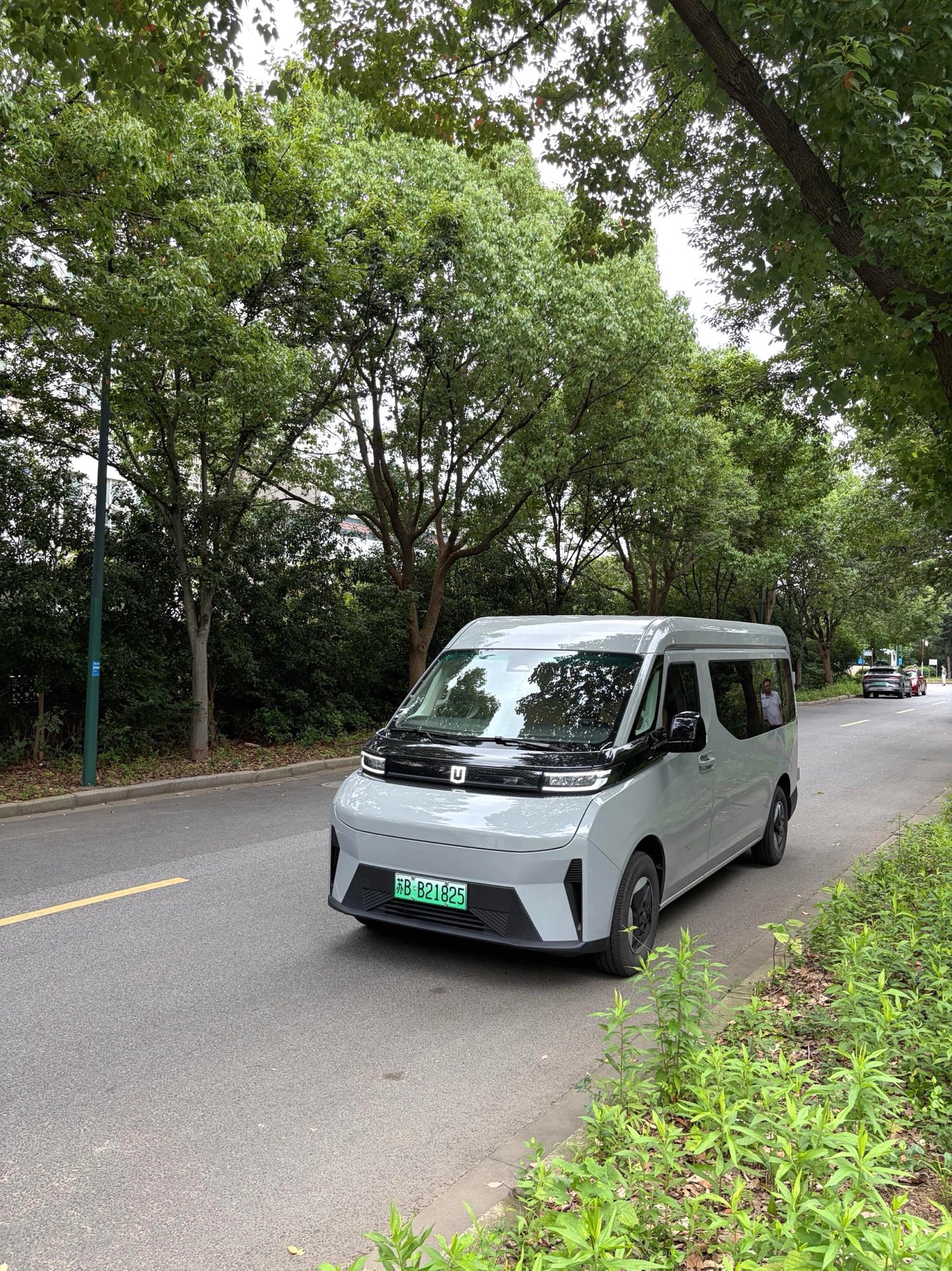 Geely Farizon Super Van 2025 Model | Yuecheng Version 9-Seater Medium Light Bus CATL 83kWh Automatic
