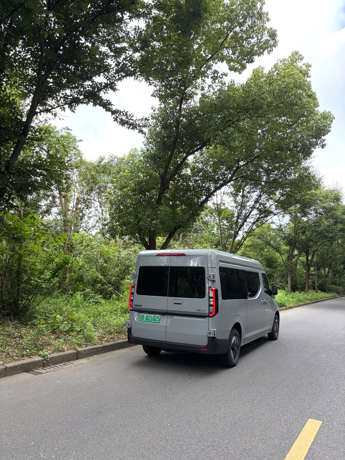 Geely Farizon Super Van 2025 Model | Yuecheng Version 9-Seater Medium Light Bus CATL 83kWh Automatic