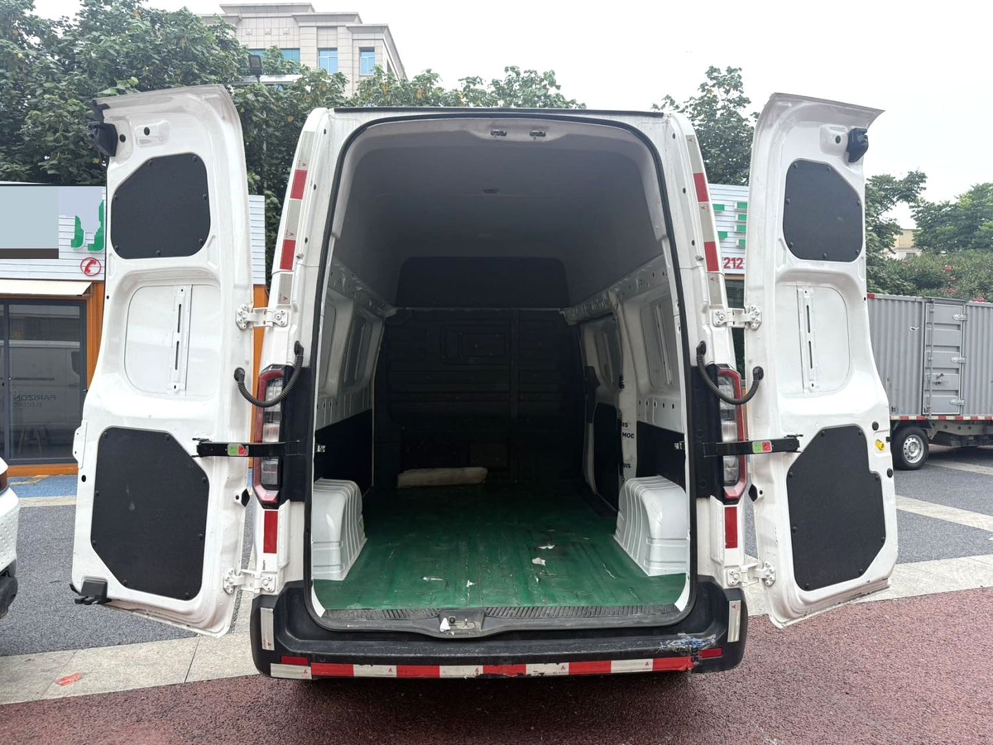 Geely Farizon Super Van 2024 Model | Wealth Version Medium Wheelbase High Roof Automatic Box Van