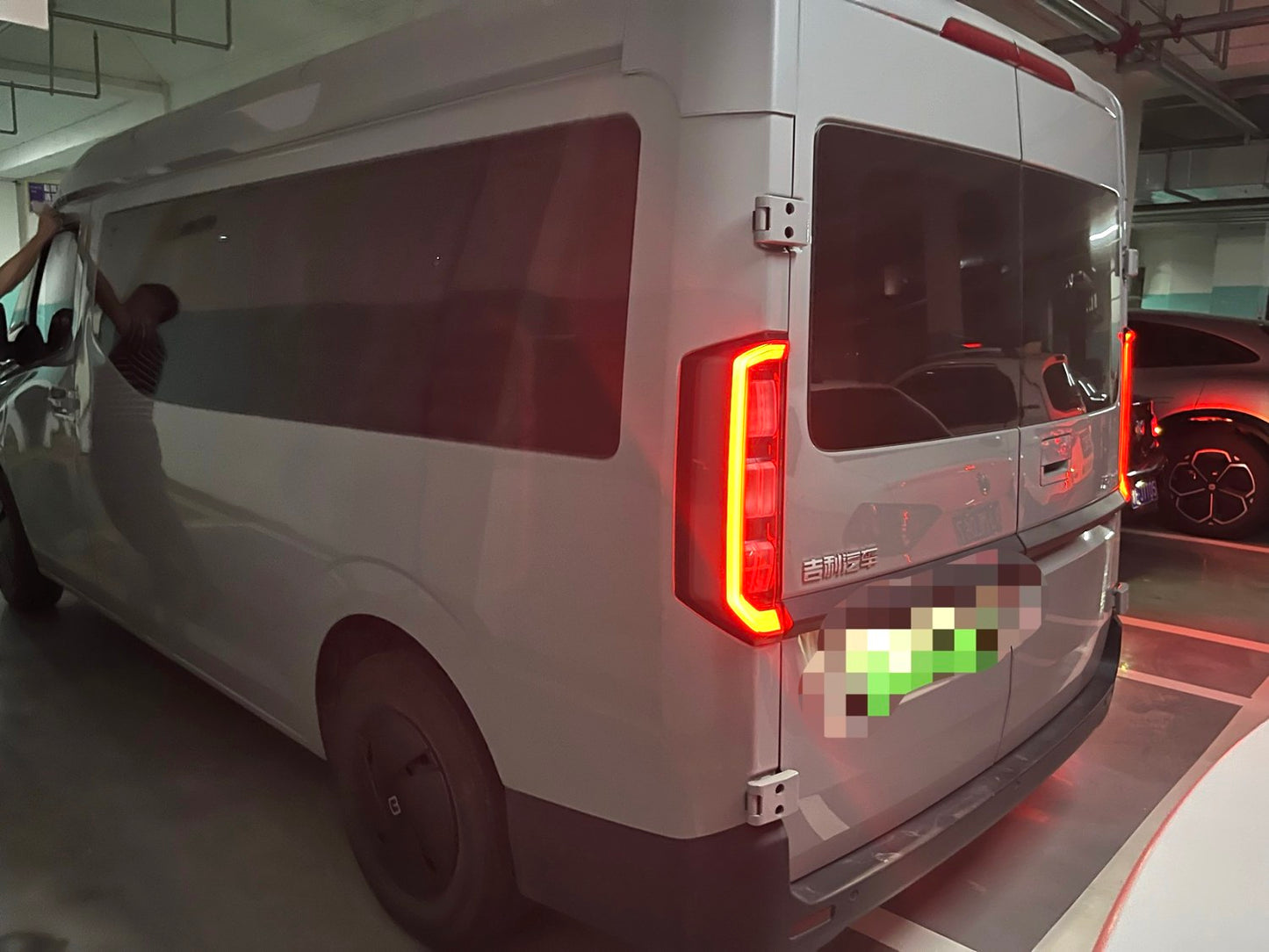 Geely Farizon Super Van 2025 Model | Yucheng Action Version Medium Wheelbase  68kWh Zhixin Battery 7-Seater Automatic