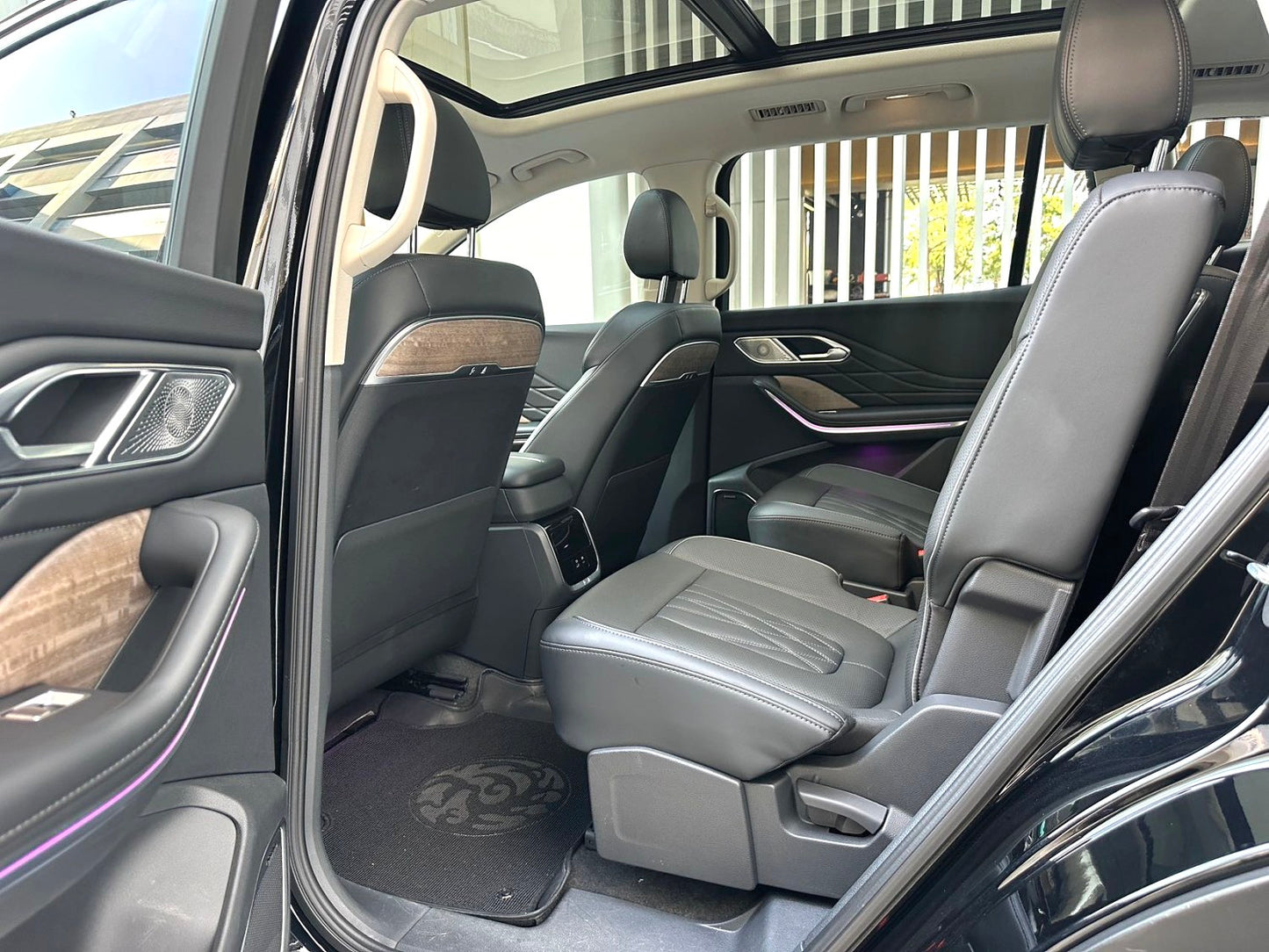 Used Hongqi 2023 HS7 48V 2.0T 4WD Flagship Comfort Edition 6-seat Automatic Transmission rear view for China car export