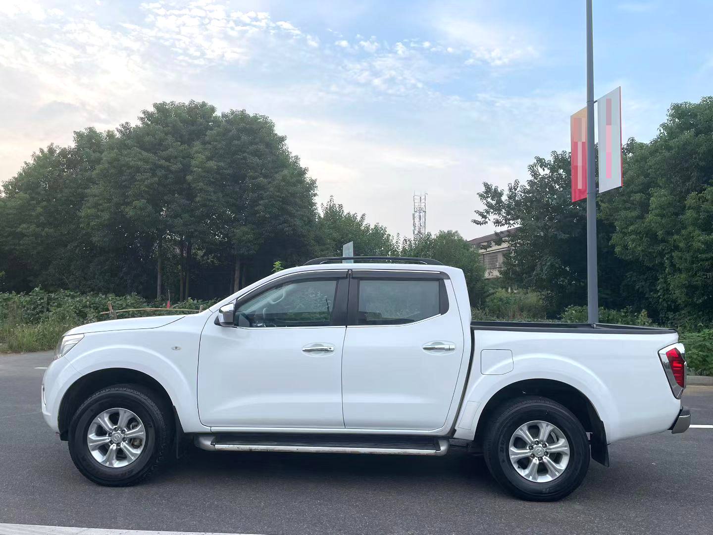 Used Nissan Navara 2017 Model 2.5L 2WD Luxury Trim Pickup Truck