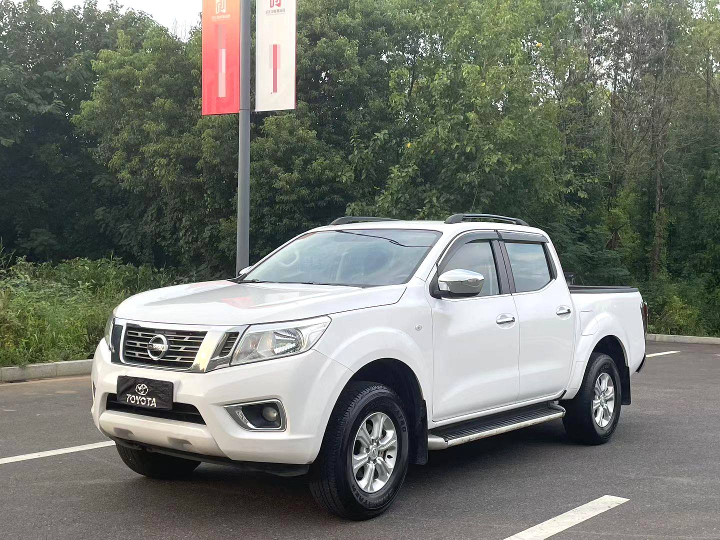 Used Nissan Navara 2017 Model 2.5L 2WD Luxury Trim Pickup Truck