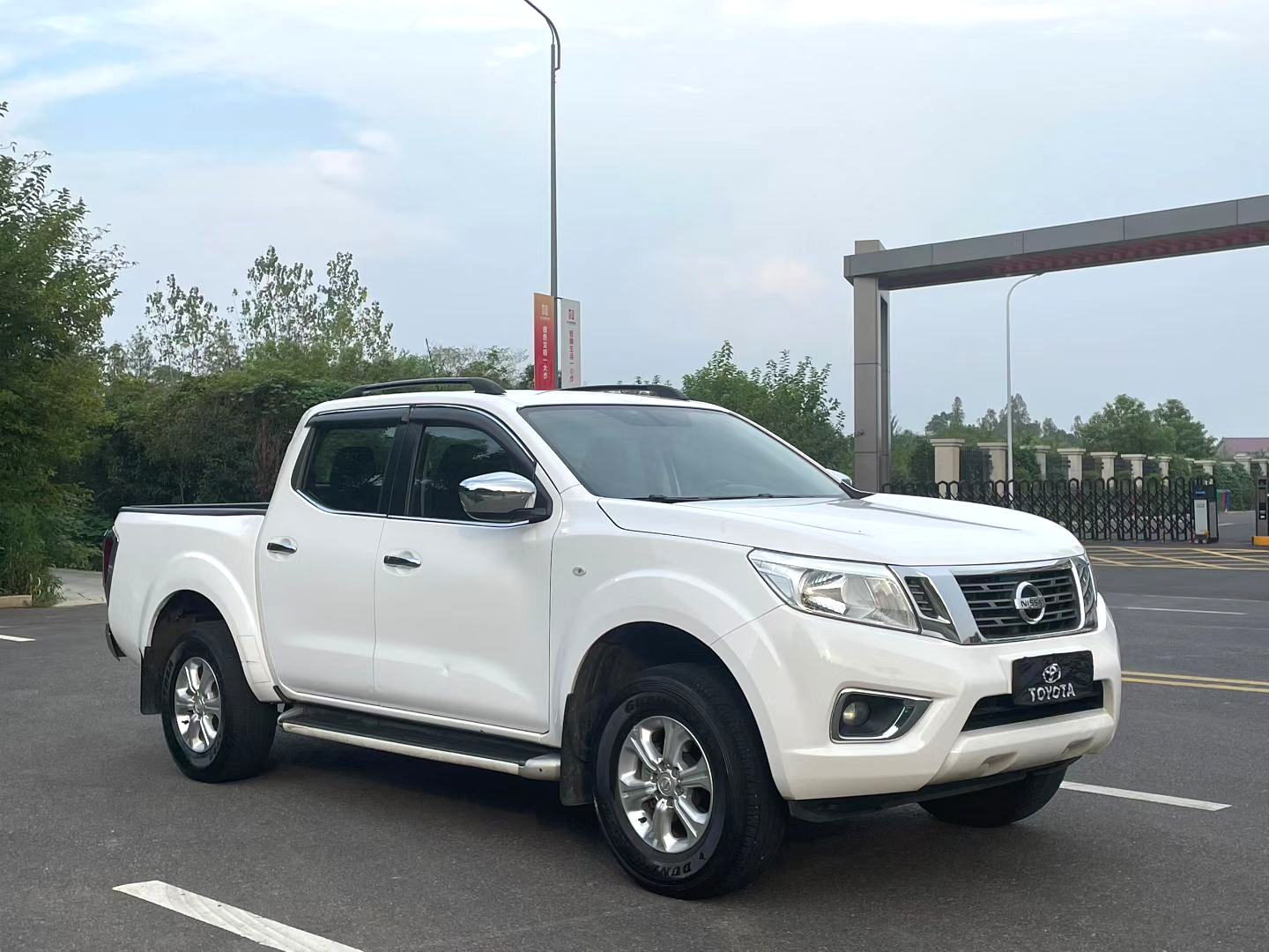 Used Nissan Navara 2017 Model 2.5L 2WD Luxury Trim Pickup Truck