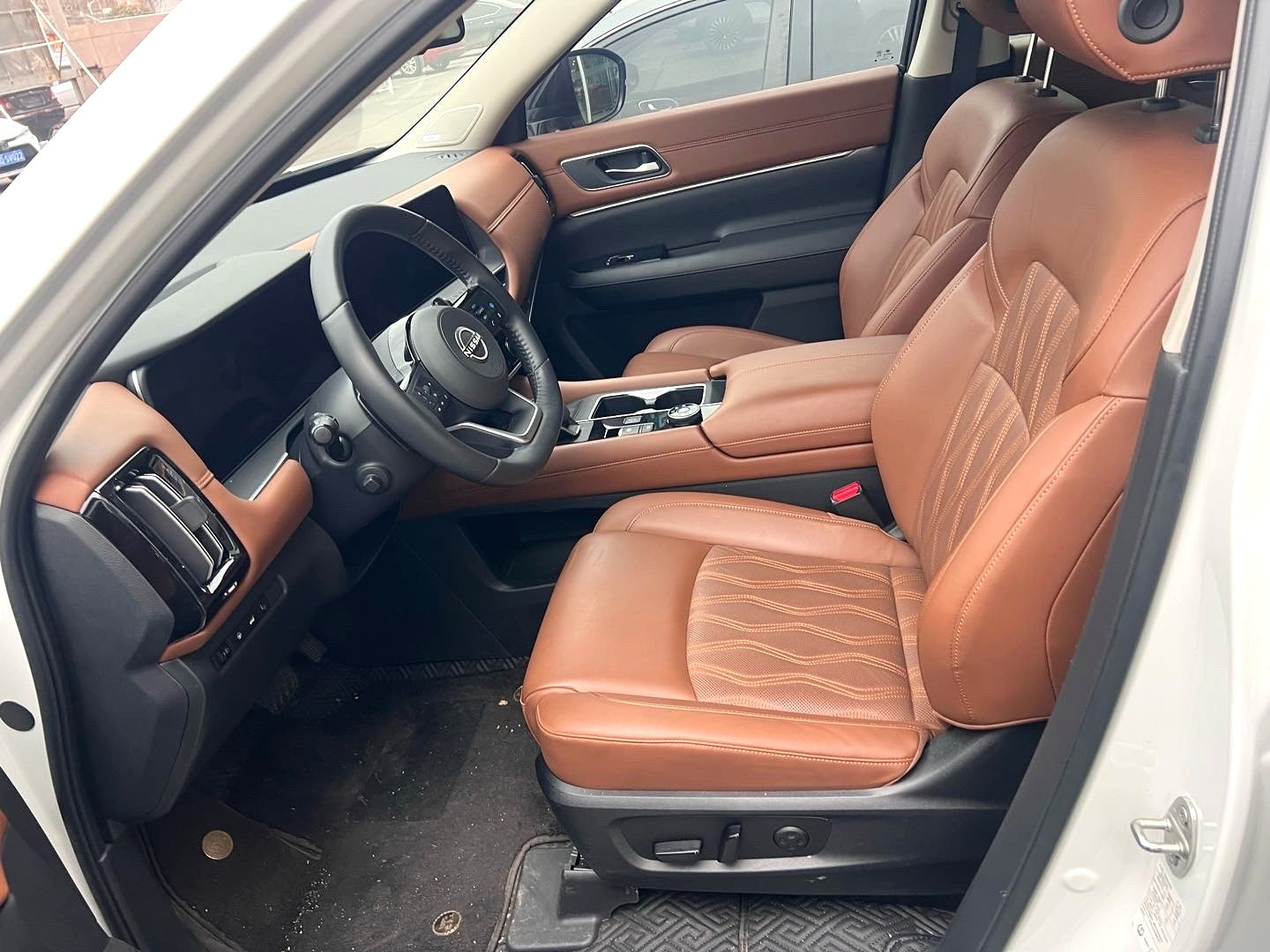 Used Nissan Pathfinder 2024 Model 2.0T 380VC-TURBO 4WD Premium Intelligent 6-Seater side view for China car export