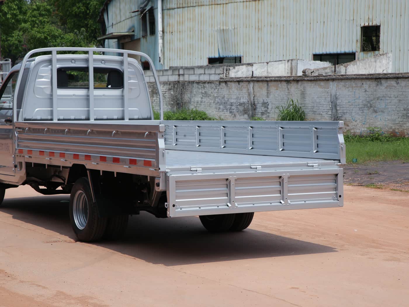 Wuling Rongguang Xinka Pickup 2024 2.0L Double-Row Long-Wheelbase Dual-Rear-Wheel CNG Lift Type