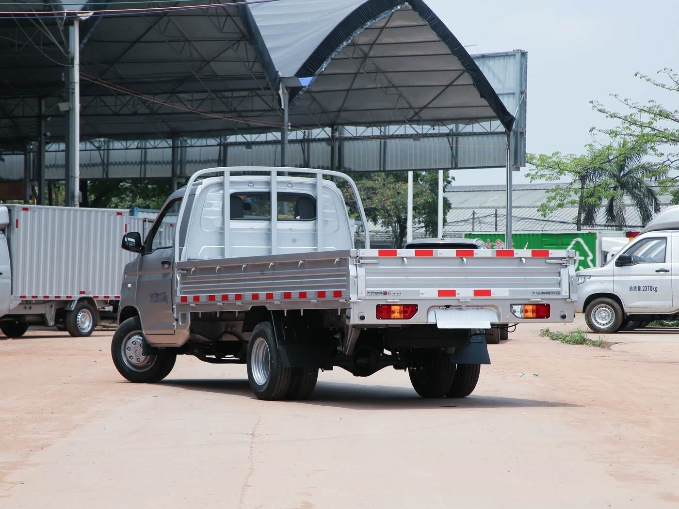 Wuling Rongguang Xinka Pickup 2024 2.0L Double-Row Long-Wheelbase Dual-Rear-Wheel CNG Lift Type