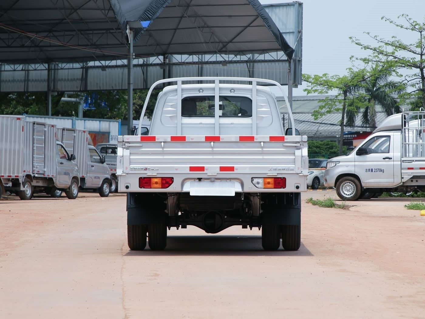 Wuling Rongguang Xinka Pickup 2024 2.0L Double-Row Long-Wheelbase Dual-Rear-Wheel CNG Lift Type
