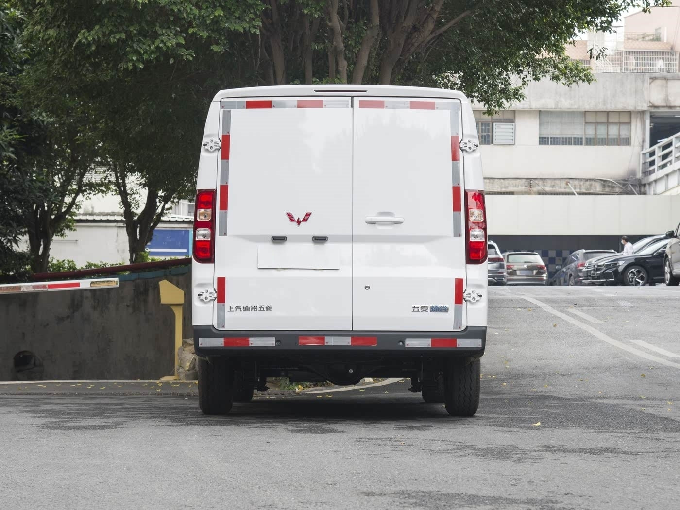 Wuling Yangguang 2025 310KM Passenger Van CATL Custom Edition