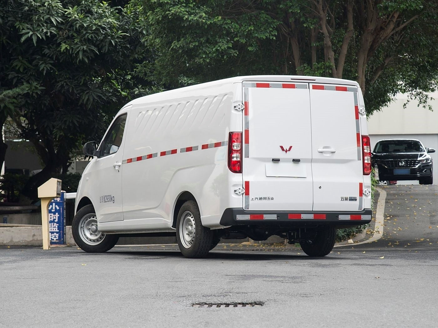 Wuling Yangguang 2025 310KM Passenger Van CATL Custom Edition